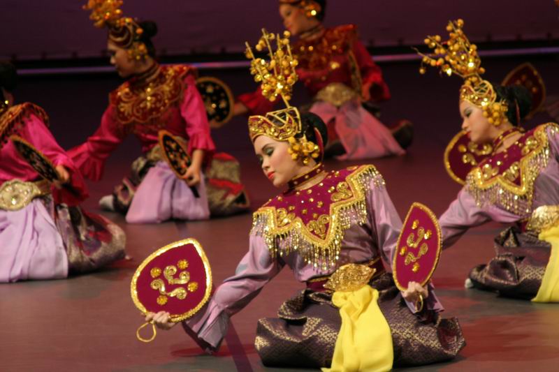 我校青年舞蹈艺术团应邀参加马来西亚舞蹈艺术节